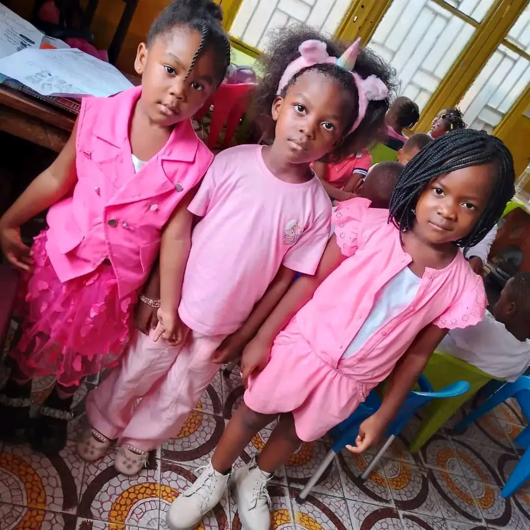 Élèves réunis dans la cour de l'école